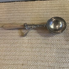 VINTAGE GILCHRIST'S NO. 31 BRASS ICE CREAM SCOOP WITH WOOD HANDLE