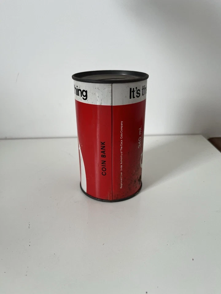 Tirelire Vintage Coca-Cola en Tôle 1970 – It's The Real Thing 11,5 cm - Photo 2/4