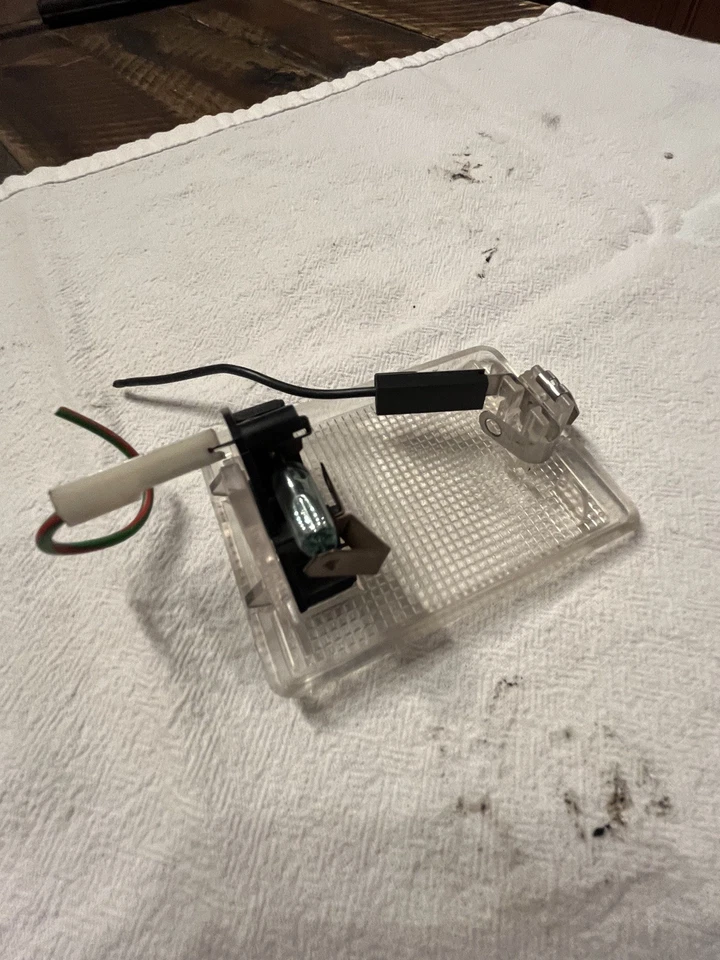 Luz de maletero Volvo 740 OEM #130-7919 - Repuesto genuino de fábrica Foto 3 de 4