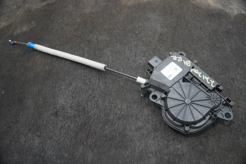 Rear Trunk Lid Latch Actuator LR095551 Land Rover Discovery Sport L550 2015-21 - Image 2 of 4