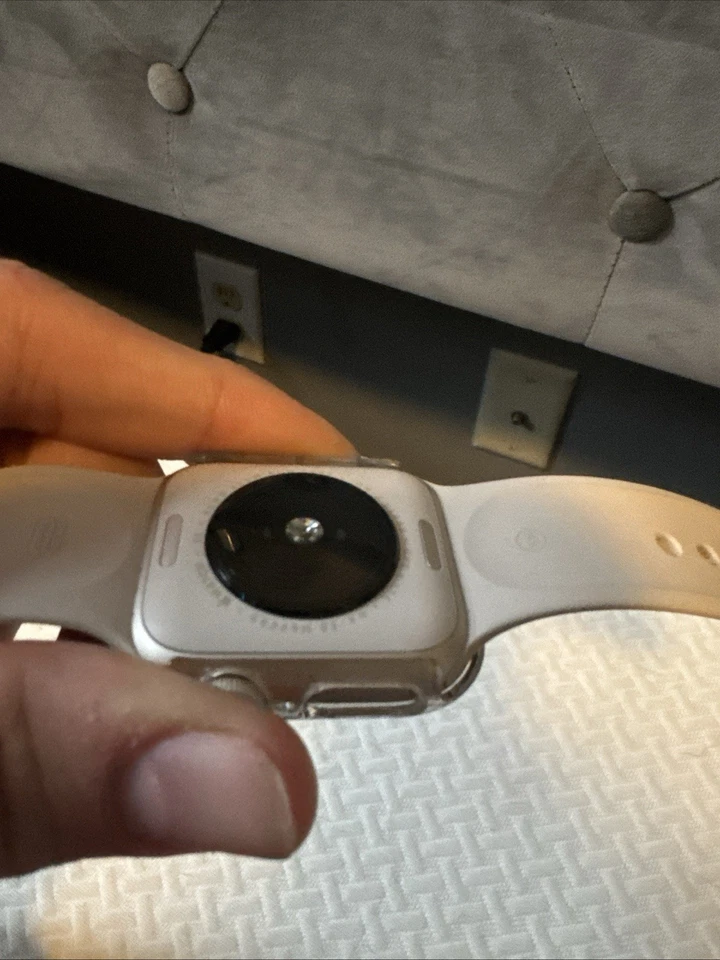 Apple Watch Series 8 GPS, 45 мм серебристый алюминиевый корпус с белым спортивным ремешком M/L - Изображение 4 из 4