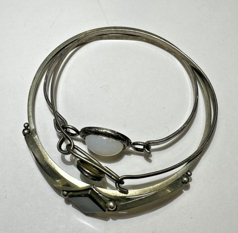 Exquisite Stackable Silver Cab Etched Bangle Hook… - image 5