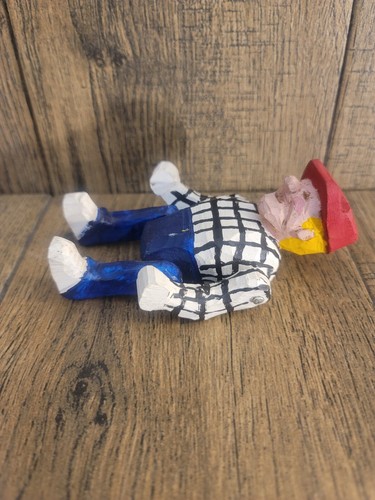 Figura de madera tallada a mano hombre sombrero rojo camisa a cuadros pantalón azul posable 4,75 in - Imagen 3 de 5