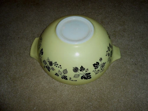 VTG 4qt Pyrex Cinderella Bowl Yellow Gooseberry Design 444 ( In very nice shape)