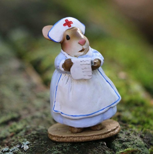 Wee Forest Folk Bunny Figurine - Our Healing Hero B-33 - Picture 2 of 5