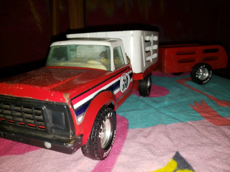 NYLINT FARMS RED FLAT BED PICK UP TRUCK W/ FENCE & TRAILER PRESSED STEEL RARE  - Image 3 of 4