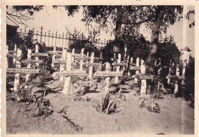 Original WWII German Snapshot Photo MANY GERMAN KIA KILLED GRAVES MARKERS 152
