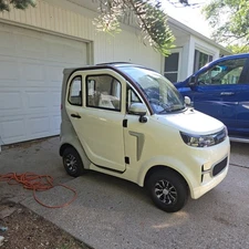 4 Wheel Fully Enclosed Mobility Scooter 1500W 3-Speed 40 Mile 660lb Capatity