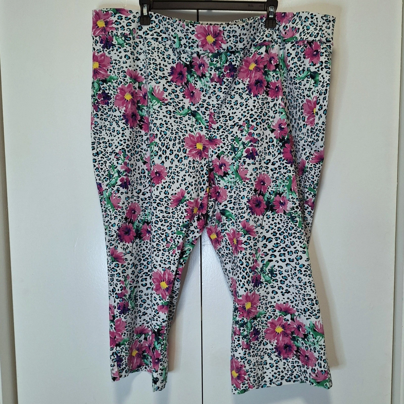 Avenue Floral Pink and Blue Leopard Print Capri Pants Trousers Sz 26 Plus Size
