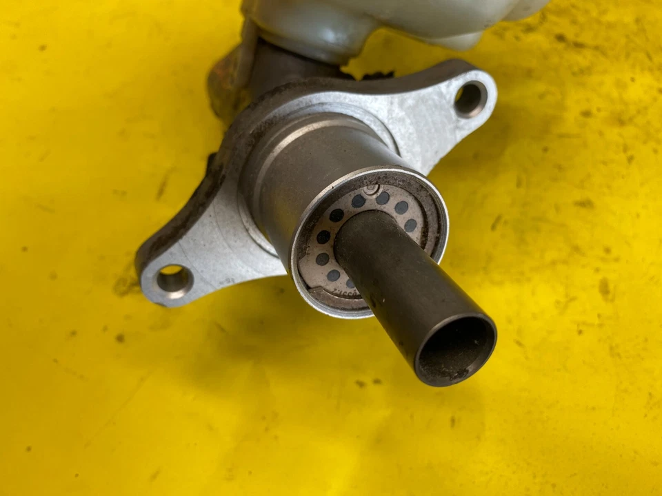 2008 VOLKSWAGEN RABBIT BRAKE MASTER CYLINDER W/RESERVOIR TANK OEM 1K1 611 301 - Image 4 of 4