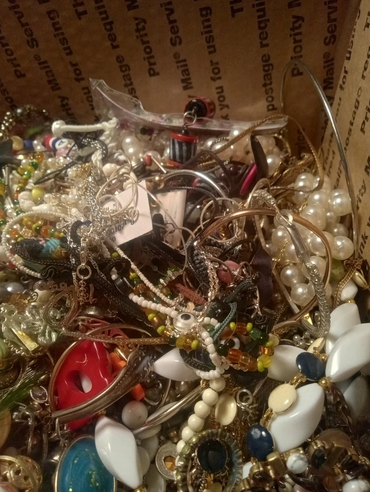 Лот 7 фунтов Мусор Бижутерия Бижутерия Сломанная Запутанная Повторное Использование Ремонт Рукоделие Лот 28 - Изображение 3 из 4