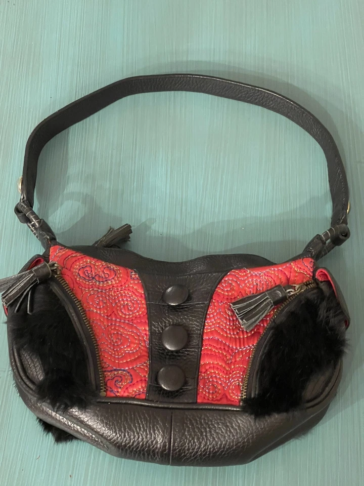 Винтажная маленькая кожаная сумка-тоут Shanghai Tang с черным мехом и красным шелковым одеялом - Изображение 2 из 4