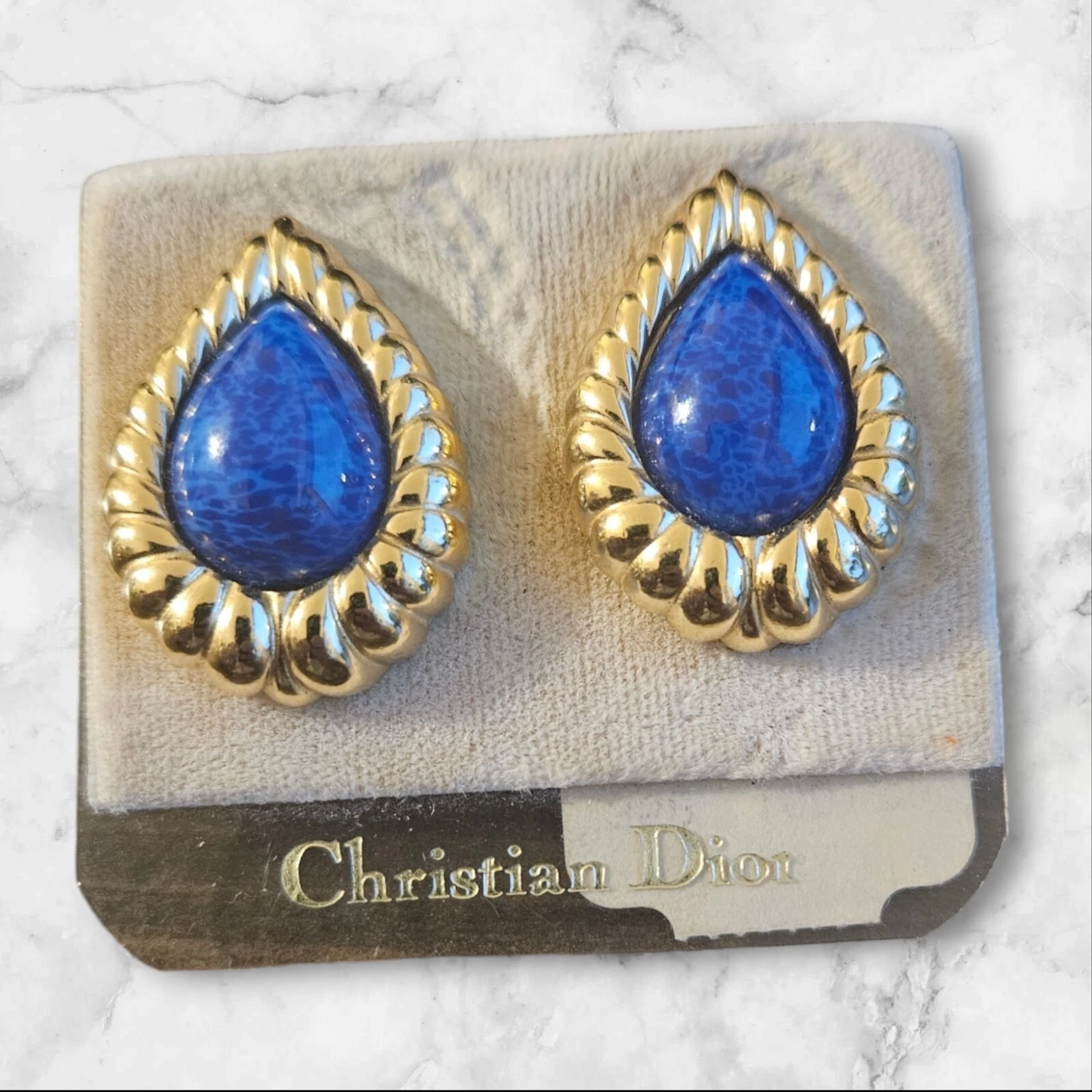 Grandes boucles d'oreilles clipon Christian Dior ton or, simulé cabochon lapis vintage