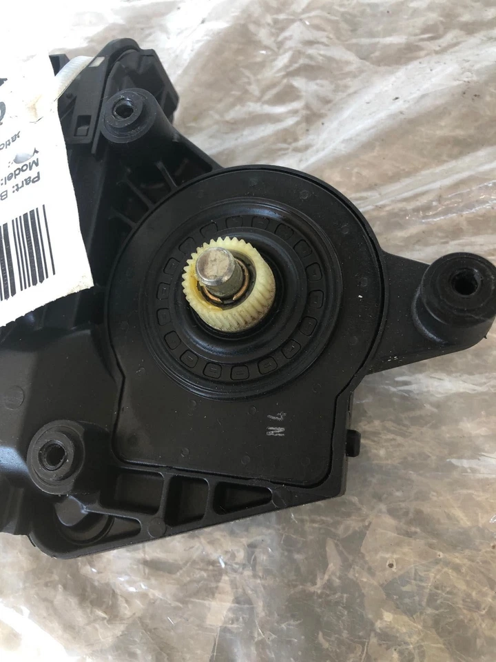 1999 - 2001 VOLKSWAGEN PASSAT заднее стекло мотор водителя слева 9776101439203 - Изображение 2 из 4