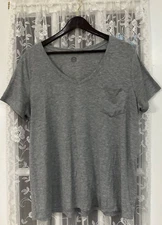 Juniors' SO® Women Gray V-Neck Short Sleeve Size L