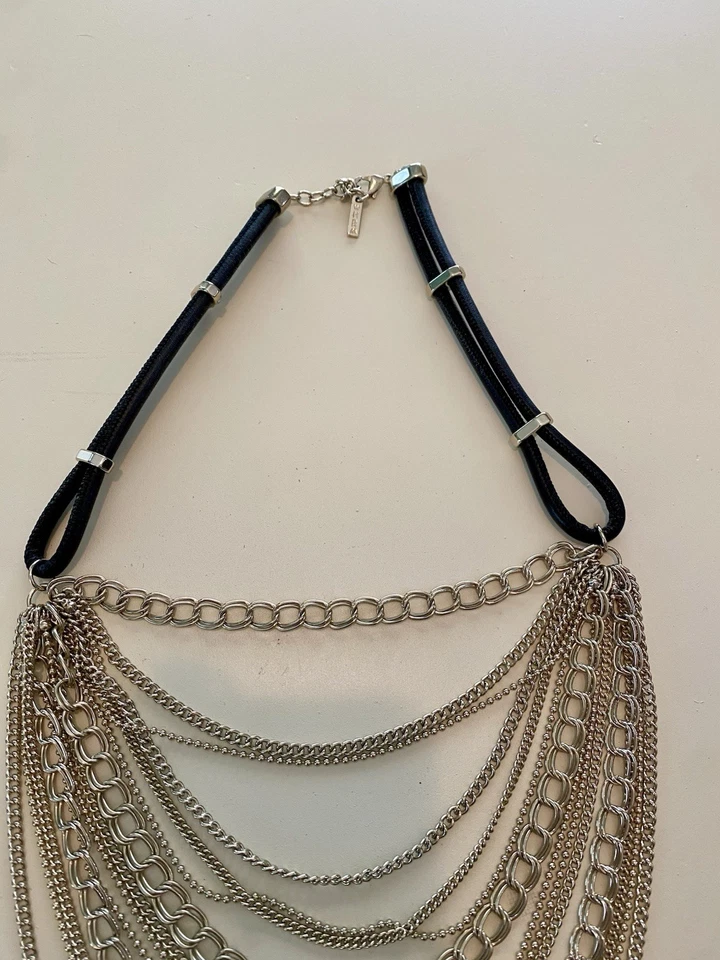 Collar de cuero y múltiples cadenas en capas del mercado negro de la Casa Blanca para mujer Foto 3 de 4
