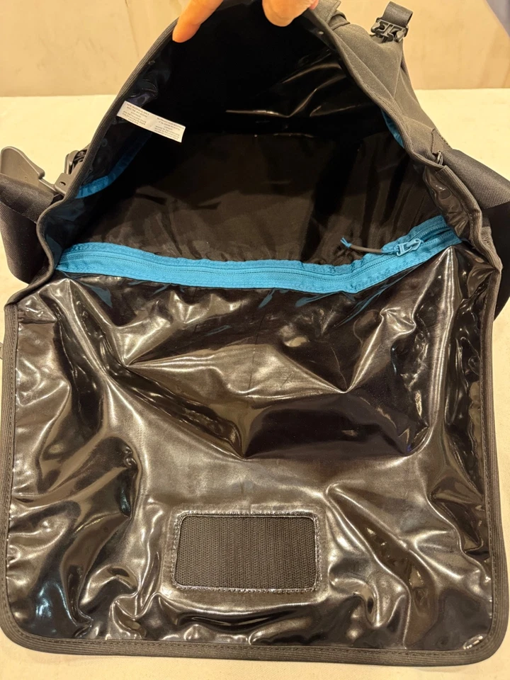 Incase, Range Messenger Bag, BLK Fits up to Mackbook Pro 13", Weather Protection - Image 4 of 4