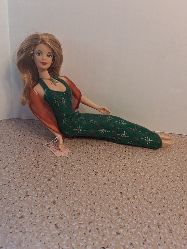 B5 #27290 2006 Barbie Doll Holiday Surprise Pre-owned