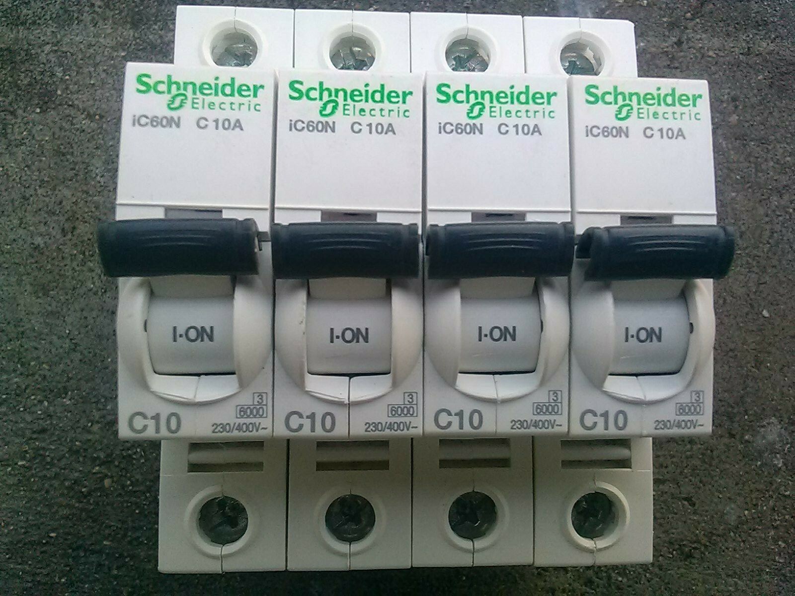 Lot de 4 disjoncteurs Schneider iC60N 1 pôle courbe C référence A9F77110