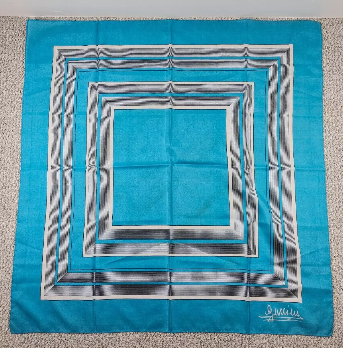 Écharpe carrée abstraite logo Gucci vintage cursive bleu clair 30