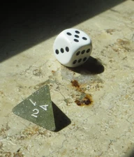 Koplow Glitter dark-clear d4 - collectible RPG dice