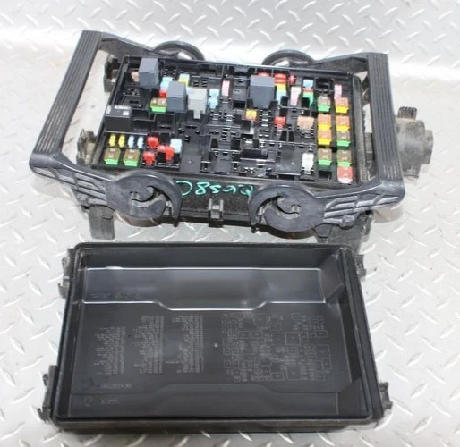 2015-2020 CADILLAC ESCALADE, ESV ENGINE FUSE BOX 84114437 OEM - Изображение 2 из 4