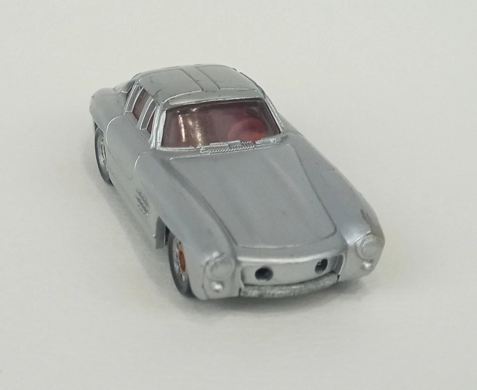 Mercedes 300 SL Gullwing silver on red Mini exact model 1:87 Monogram INC. 1989 - Image 3 of 4