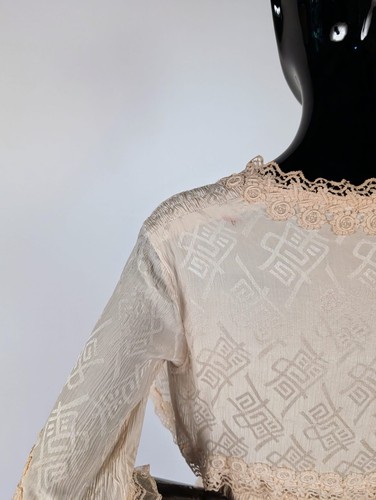 EDWARDIAN CHINOISERIE SILK DRESS W RUCHING + LACE TRIM - Picture 9 of 9