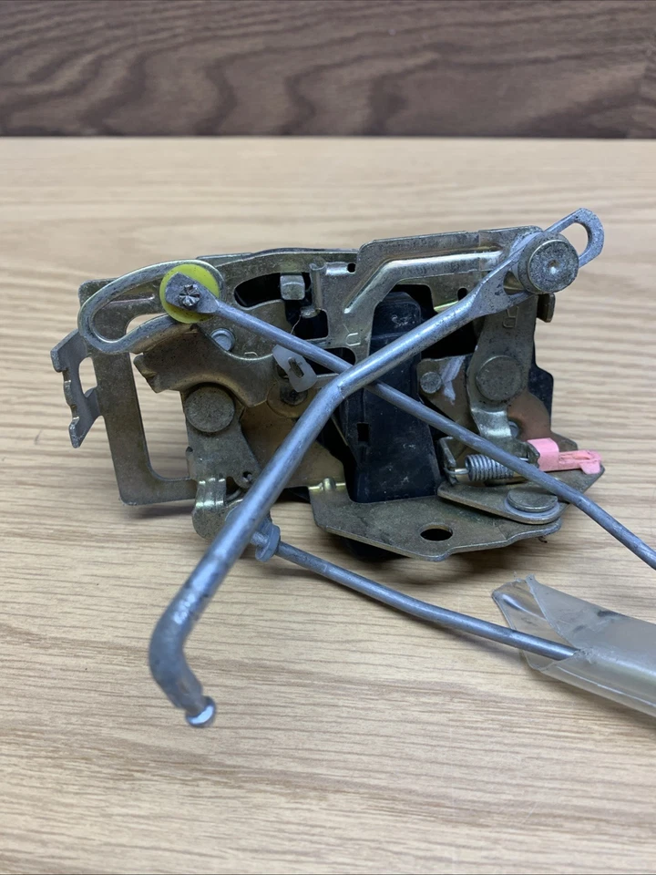 Actuador de cierre de puerta manual delantero derecho Toyota Tacoma pasajero probado Foto 3 de 4