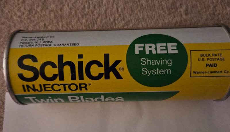 VTG. SCHICK INJECTOR TWIN BLADES RAZOR TIN CAN COME BY MAIL.
