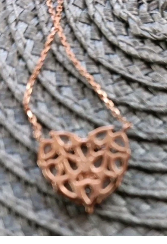 Charter Club, delicado collar colgante corazón tono oro rosa con pavé conjunto circonitas Foto 4 de 4