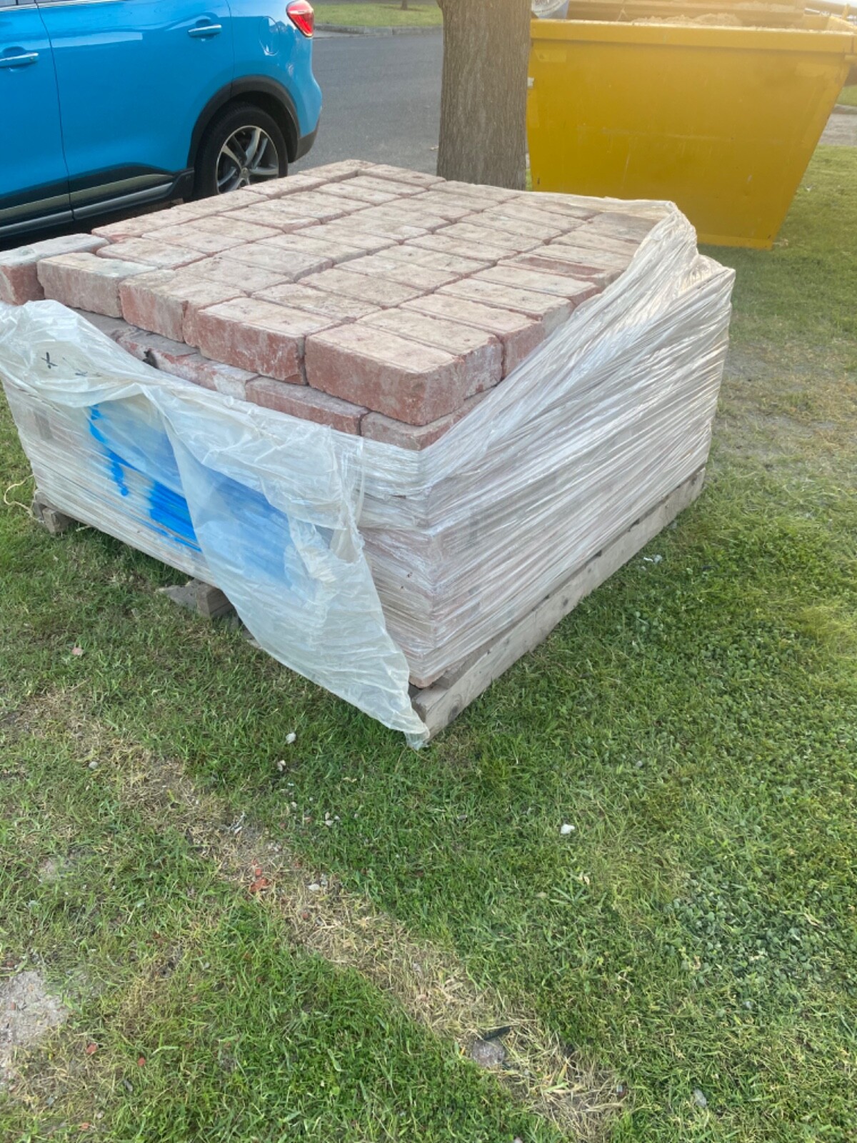 300 Second hand, AGrade quality, red paving bricks for pathway and