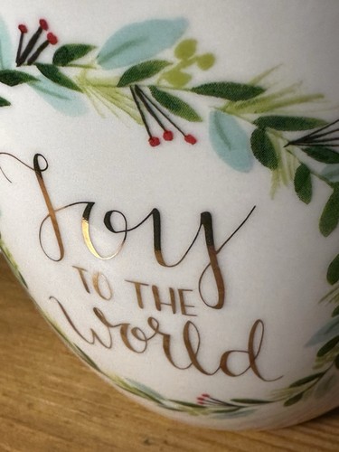 Joy To The World Ceramic Christmas Coffee Mug Holly Wreath Gold Trim Large 22 Oz - Picture 4 of 9