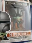 Funko Pop! Vinyl: Star Wars - The MANDALORIAN with the CHILD (#402)