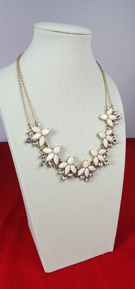 Vintage, flores rosa claro y pedrería blanca. Collar estilo gargantilla Foto 3 de 4