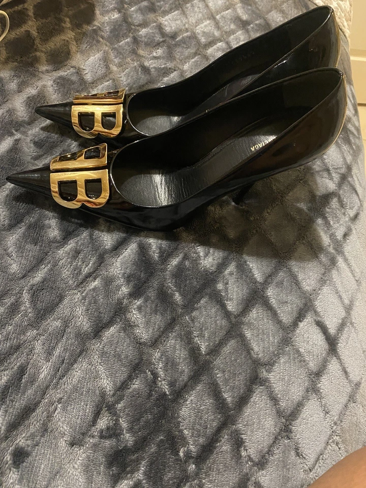 Auténticos tacones de cuchillo de charol negro Balenciaga talla 38. Foto 4 de 4