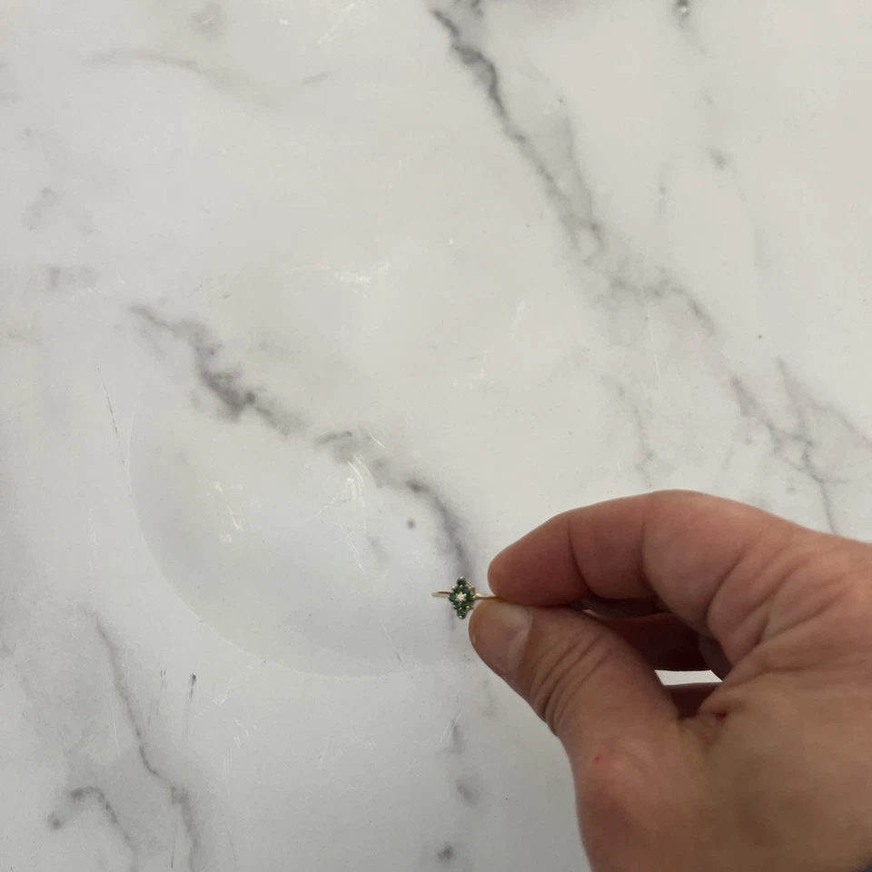 Oro amarillo de 14 K con esmeralda y diamante  Foto 3 de 4