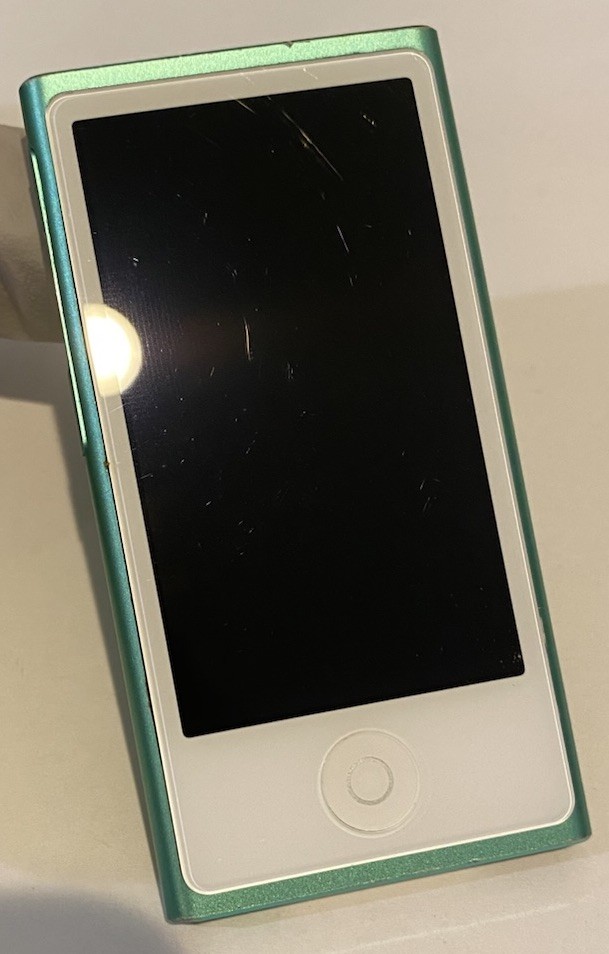 Apple iPod nano 7th Generation Green (16 GB) Works Great