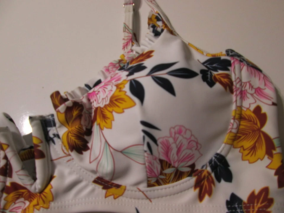 Top de bikini Zaful para mujer talla 8 blanco con múltiples aros forrado floral con volantes para nadar Foto 4 de 4