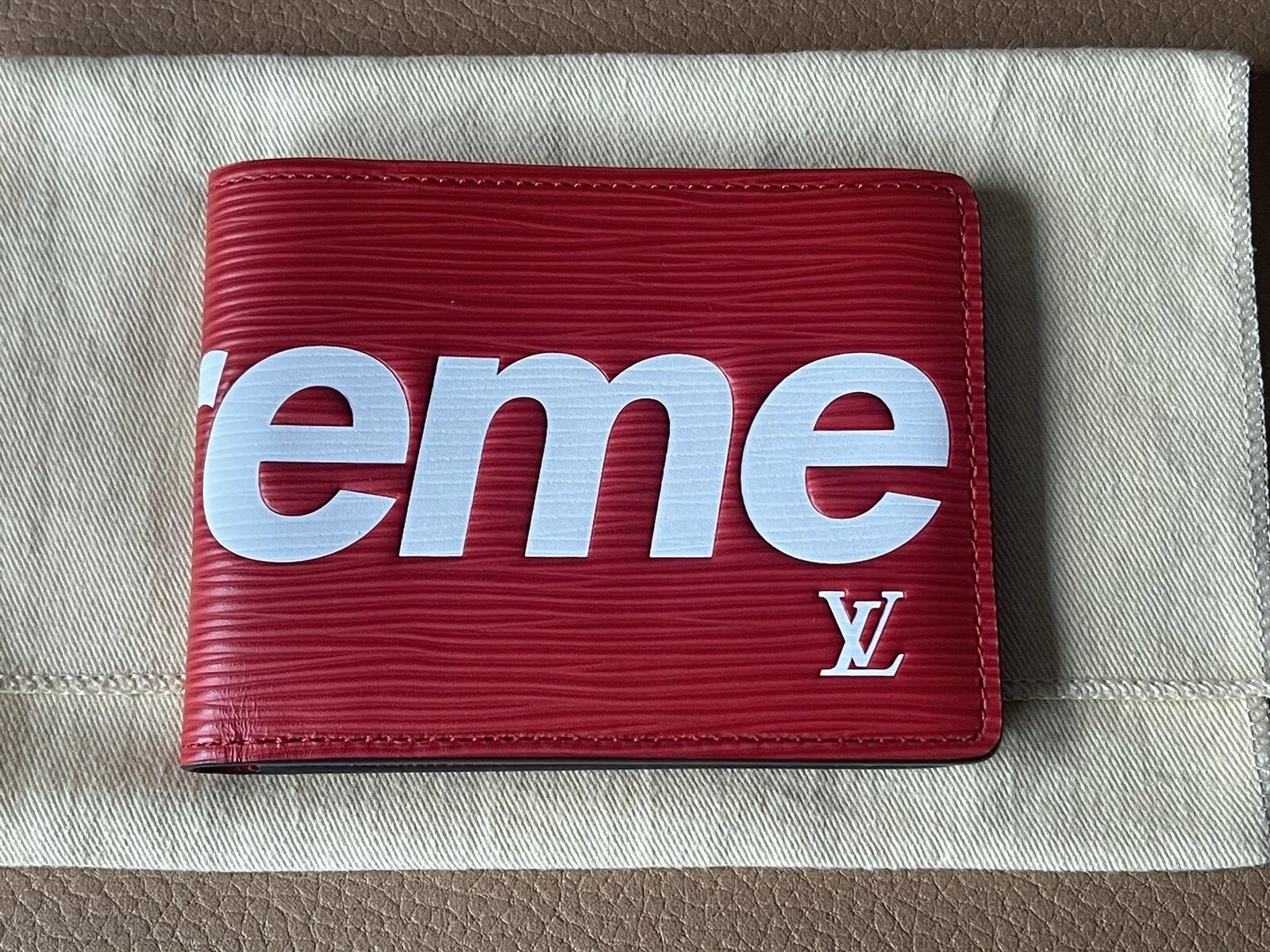 *Rare* NEUF portefeuille en cuir épi rouge mince Louis Vuitton x Supreme avec sac à poussière