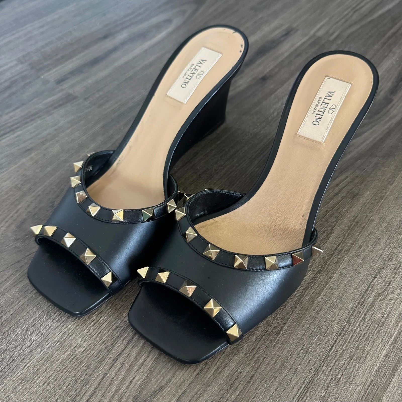 Valentino — Valentino Garavani Black Leather Rockstud Wedge Sandals 39.5 Open Toe Gold Stud