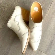 CYAN size 7.5 new without box Yellow Box Women's Ivory Mules