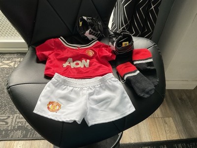 Build A Bear Manchester United AON Fußballstreifen, Socken und schwarze Stiefel