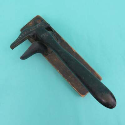 Sergent & Co #10 Wall Mounted Cork Puller Iron Spring Wine Spirits Cork Grip