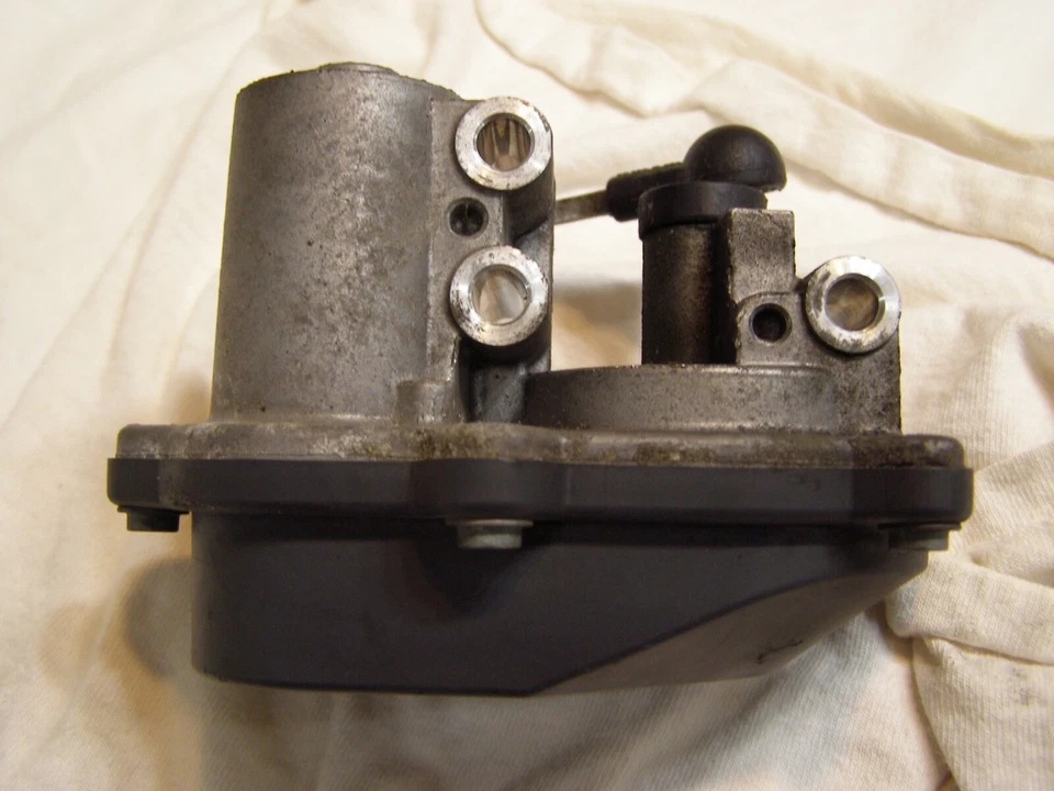 Actuador de aleta colector de admisión Volkswagen Jetta Wolfsburg 2008 OEM 06F133482 D Foto 4 de 4