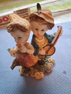 Bruder und Schwester beim Musikspielen Handbemalt,srht gutrr Zustand.