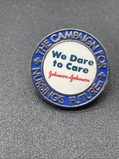 Pin's revers Johnson & Johnson We Dare To Care La campagne pour l'avenir des soins infirmiers