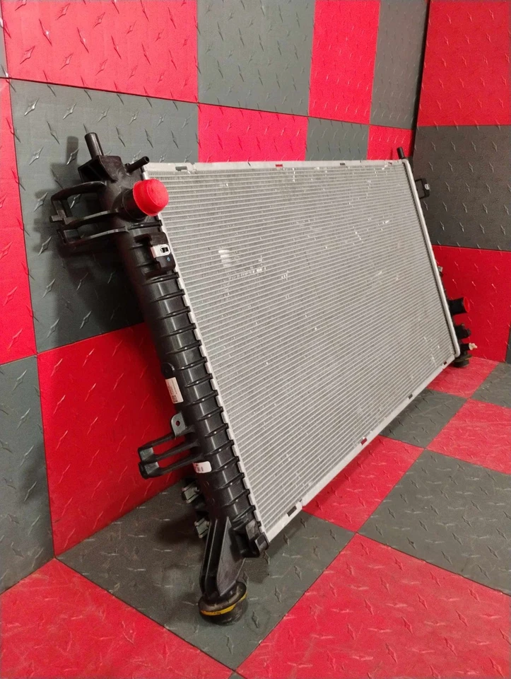 20-24 GMC Chevrolet Truck SUV 3,0 L diésel radiador principal (OEM 84943136) Foto 2 de 4