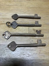 Antique 4pc Skeleton Key Lot Solid Barrel Rusty Craft Decor Steampunk Vtg Old