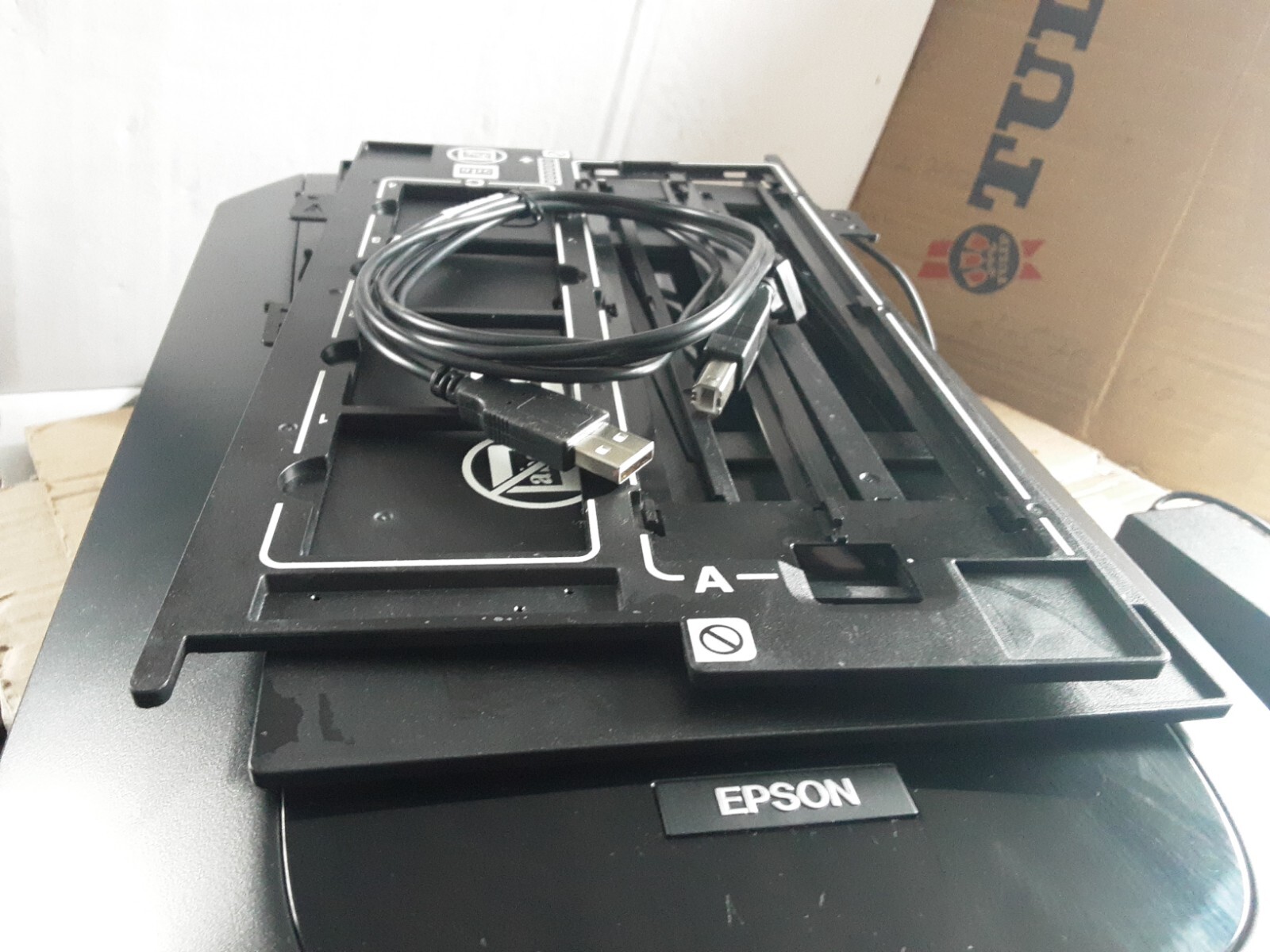 Epson Perfection V500 Photo Scanner IN VERY Condition + NEGATIVE SLIDES